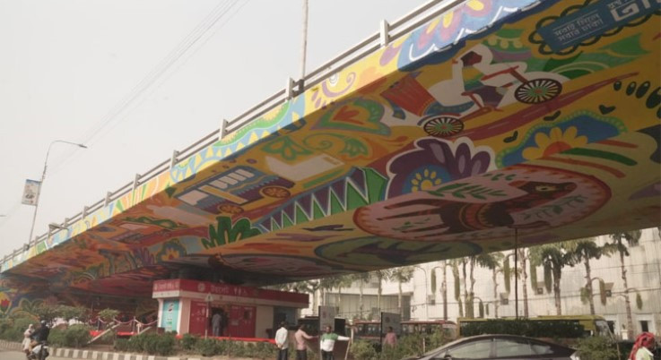 মহাখালী ফ্লাইওভারে নান্দনিক চিত্রকর্মে নজর কাড়ছে